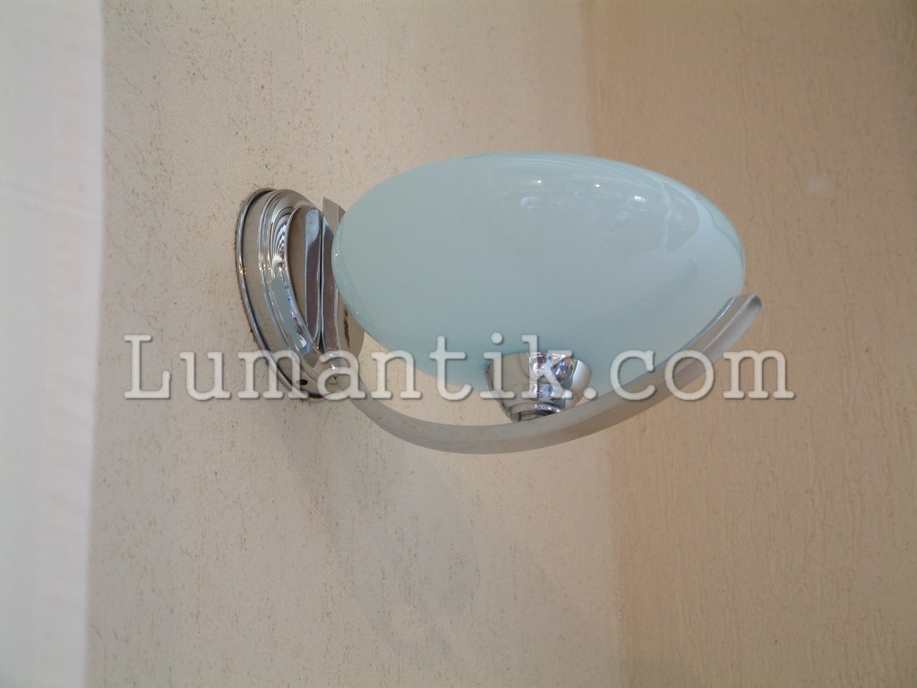 Applique chromée globe opalin bleu