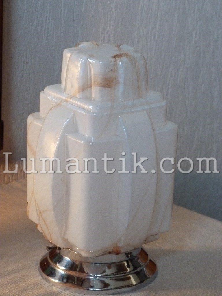 Plafonnier et skyscraper blanc marbré veiné