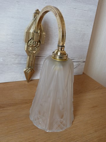 Applique bronze Art Déco tulipe verre pressé