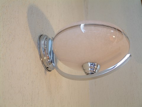 Applique chromée globe opalin rose