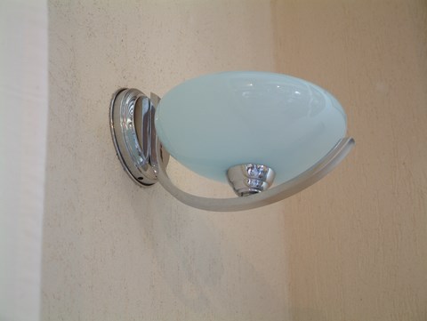 Applique chromée globe opalin bleu