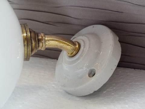 Applique ancienne base courte tulipe boule blanche