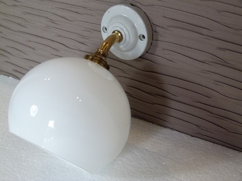 Applique ancienne base courte tulipe boule blanche