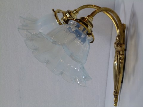 Applique ancienne bronze double feux et 2 tulipes opalescentes fleurs