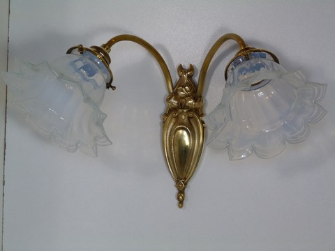 Applique ancienne bronze double feux et 2 tulipes opalescentes fleurs