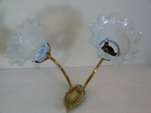 Applique ancienne bronze double feux et 2 tulipes opalescentes fleurs