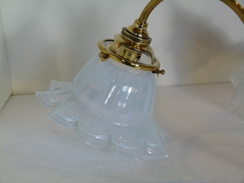 Applique ancienne bronze double feux et 2 tulipes opalescentes fleurs