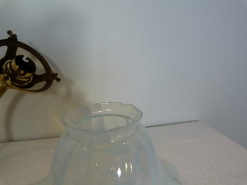 Applique ancienne bronze double feux et 2 tulipes opalescentes fleurs