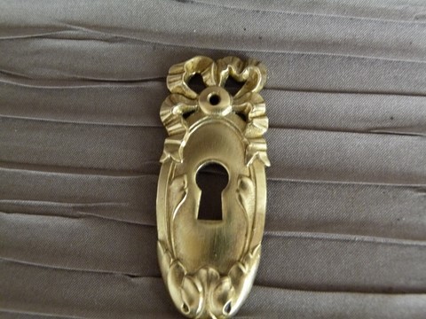 Entrée clé ancienne en bronze ruban et noeud Louis XVI