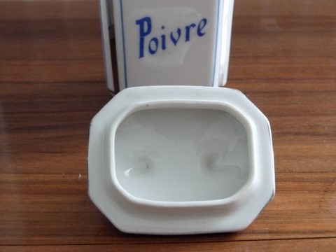 Lot 2 pots à épices porcelaine année 40-50