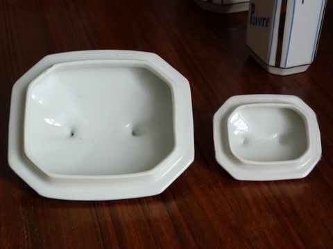 Lot 2 pots à épices porcelaine année 40-50