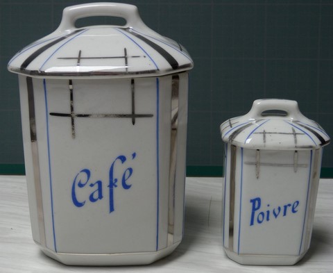 Lot 2 pots à épices porcelaine année 40-50