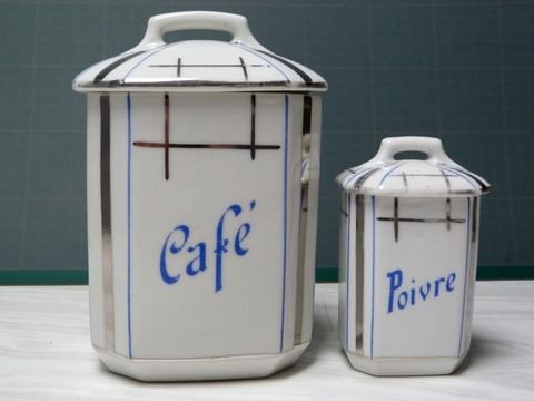 Lot 2 pots à épices porcelaine année 40-50