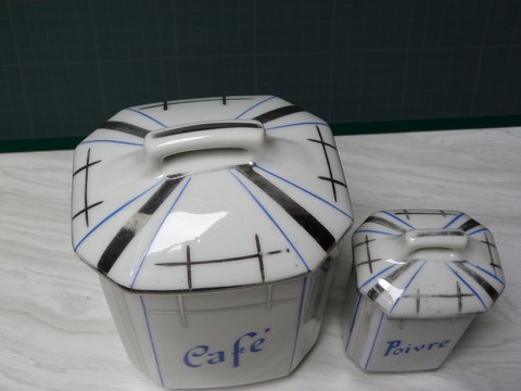Lot 2 pots à épices porcelaine année 40-50