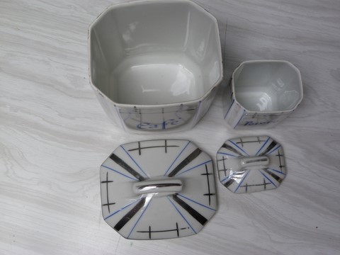 Lot 2 pots à épices porcelaine année 40-50