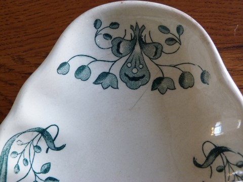 Ancien ravier de service Longchamp Terre de Fer modèle Figues