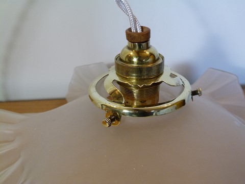 Suspension ancienne abat jour verre opaque juponné style monte et baisse