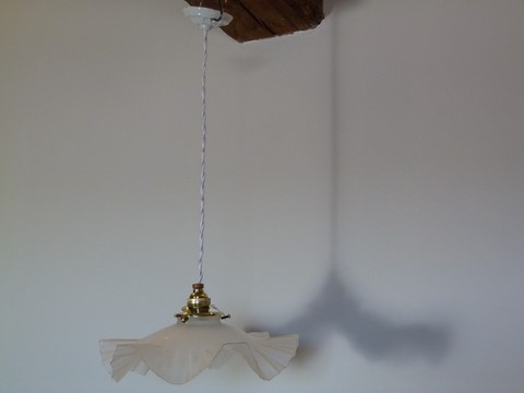 Suspension ancienne abat jour verre opaque juponné style monte et baisse