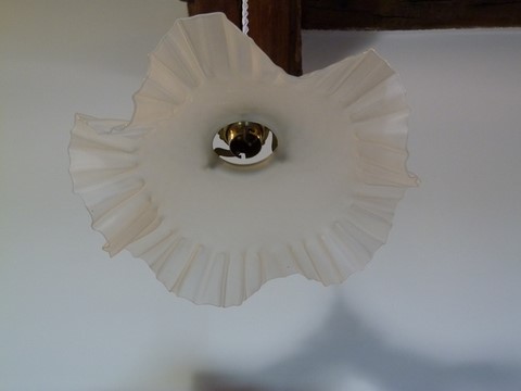 Suspension ancienne abat jour verre opaque juponné style monte et baisse