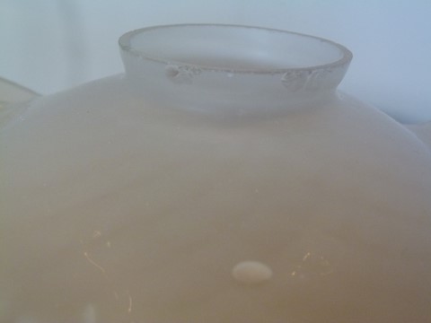 Suspension ancienne abat jour verre opaque juponné style monte et baisse