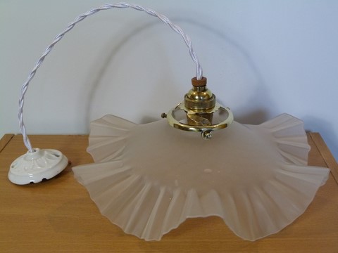 Suspension ancienne abat jour verre opaque juponné style monte et baisse