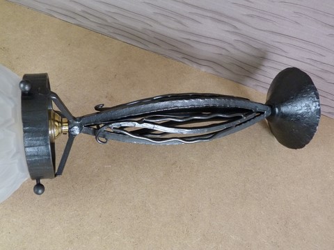 Ancienne suspension fer forgé et globe motif géométrique art déco Fournet ?