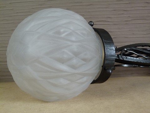 Ancienne suspension fer forgé et globe motif géométrique art déco Fournet ?