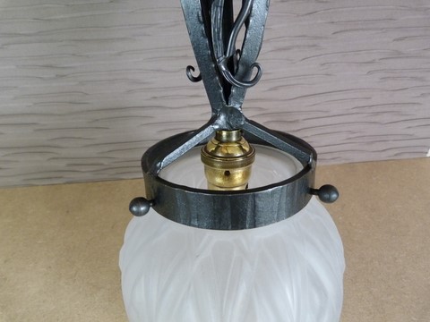 Ancienne suspension fer forgé et globe motif géométrique art déco Fournet ?
