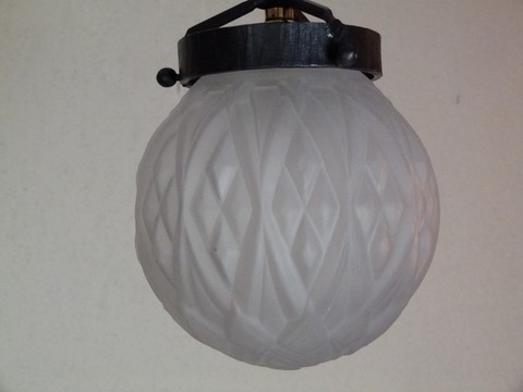 Ancienne suspension fer forgé et globe motif géométrique art déco Fournet ?