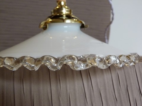Suspension ancienne petit abat jour en opaline blanche ondulé