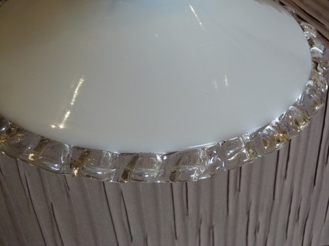 Suspension ancienne petit abat jour en opaline blanche ondulé