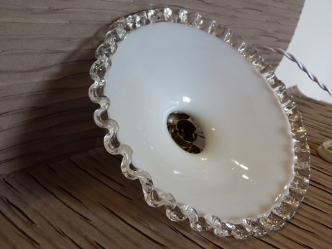 Suspension ancienne petit abat jour en opaline blanche ondulé