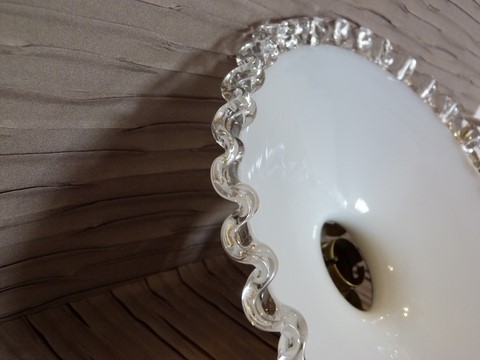 Suspension ancienne petit abat jour en opaline blanche ondulé