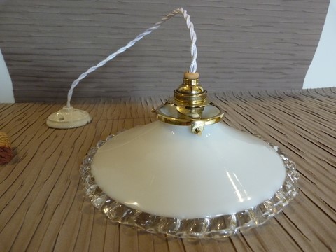 Suspension ancienne petit abat jour en opaline blanche ondulé