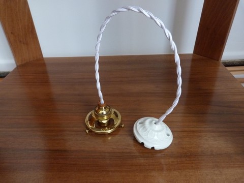 Suspension ancienne petit abat jour en opaline blanche ondulé