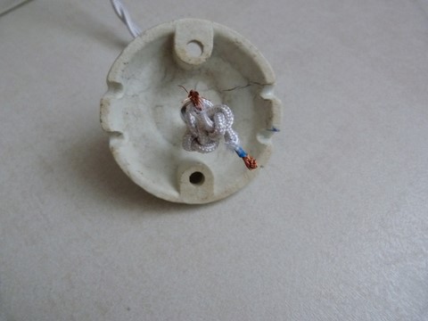 Suspension ancienne petit abat jour en opaline blanche ondulé