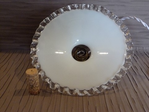 Suspension ancienne petit abat jour en opaline blanche ondulé